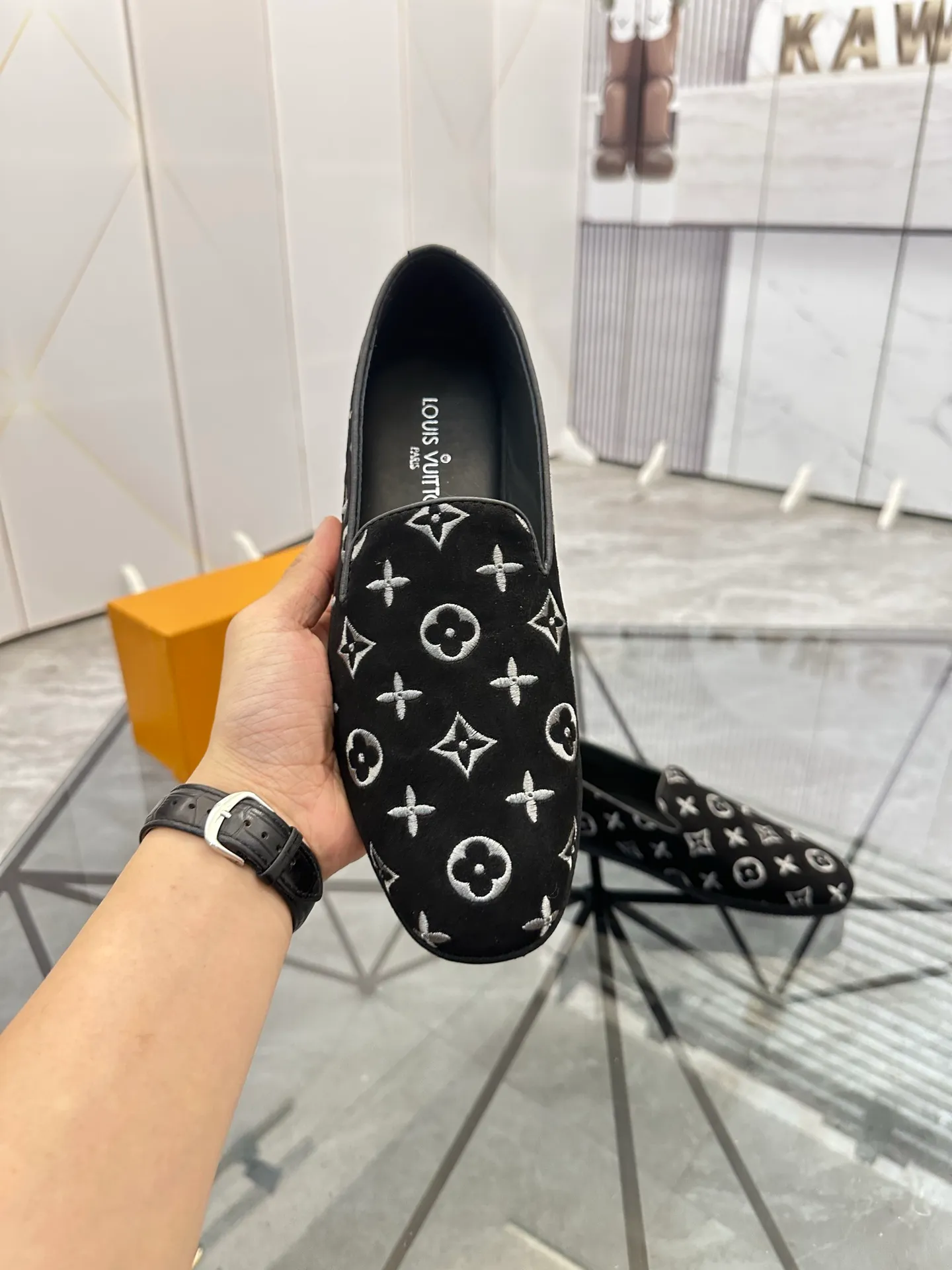 Selling men's shoes 💰: 💰P460¥ Product trademark: LV* "Louis Vuitton*" slip-on shoes, lazy shoes, regular size: 38-44. (can be customized to 45.) Product materials: imported first-layer nubuck leather upper, water-dyed cowhide lining, original outsole. No.: D301